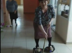 «Продвинутая» уборщица на гироскутере в одной из школ рассмешила жителей Ставрополя