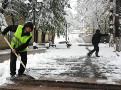 В Кисловодске убирают первый снег