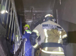 Два человека погибло, 15 эвакуировали: ночной пожар вспыхнул в многоэтажке в Ставрополе 