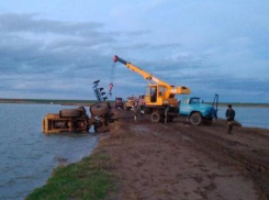 Водитель трактора упал с плотины в озеро и погиб на Ставрополье