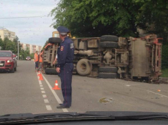 КамАЗ перевернулся в Ставрополе и заблокировал полосу движения