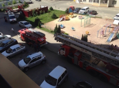 Густые клубы дыма с балкона многоэтажки испугали жителей «Перспективного» в Ставрополе