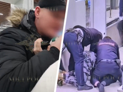 Снес ограждение, раздал тумаков и сел в клетку: пьяный дебош мужчины в аэропорту Минвод попал на видео