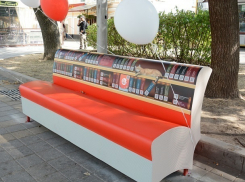 Улицы Ставрополя в преддверии Дня города украсили «литературные» скамейки 