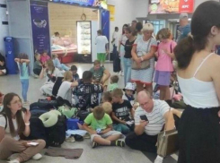 Люди сидят на полу: последствия экстренной посадки рейса из Сочи показали в Минеральных Водах 