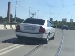 Неадекватное поведение водителя «Вольво» создало опасность на дороге и попало на камеру