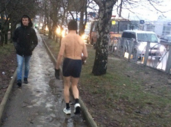 Молодой мужчина в одних трусах бегал по улице в Ставрополе