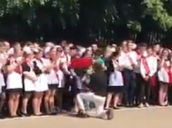 Трогательное предложение руки и сердца на последнем звонке в школе попало на видео в Ставрополе 