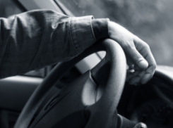 Водителя, сбившего пешеходов, ищут в Ставрополе