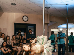 Шестилетние дети танцевали у шеста на соревнованиях в Ставрополе