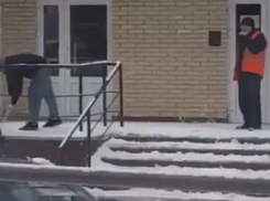 Владелец «Мерседеса» помог пожилому дворнику убрать снег и попал на видео в Ставрополе