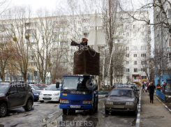 В Ставрополе свадебную колонну возглавлял парусный корабль 