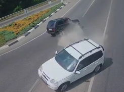 Жесткий таран белого внедорожника «Нивой» под Пятигорском попал на видео