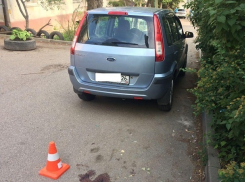 Гуляющую во дворе 90-летнюю бабулю сбил  сдающий назад «Форд» в Пятигорске