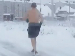 Закаленный мужчина в одних шортах бегает на улице в лютый мороз и вдохновляет жителей Ставрополя 