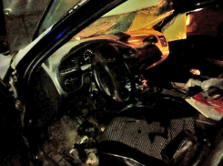 Пожарным пришлось вырезать попавшего в ДТП водителя из смятого авто на Ставрополье