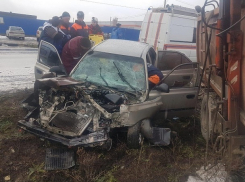 Два пассажира «Хендай» серьезно пострадали в ДТП с мусоровозом на Ставрополье