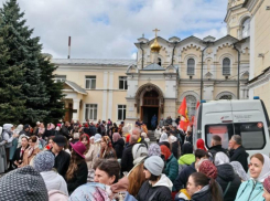 Толпы людей прошли пасхальный крестный ход в Ставрополе: видео