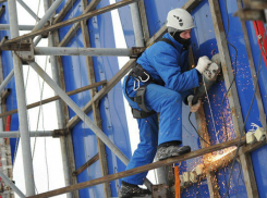 Незаконные вывески демонтировали с фасадов зданий в юго-западном районе Ставрополя