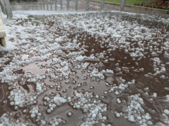 Сильный град обрушился на Ессентуки и загнал местных жителей под крыши