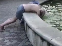 Неадекватный мужчина в трусах мылся и справлял нужду у фонтана в центре Пятигорска