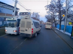 Лихачество водителя маршрутки в Ставрополе попало на камеру видеорегистратора
