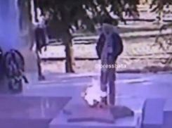 «Малолетние фашисты»: школьник из Изобильного помочился на Вечный Огонь