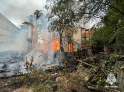 Двухэтажное здание площадью 700 квадратных метров загорелось в Пятигорске 