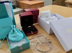 Жительнице Ставрополья не дали пощеголять дома в ювелирке от Cartier, Dior и Tiffany&Co