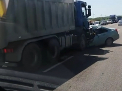 Две женщины погибли в легковушке, залетевшей под грузовик около Ставрополя