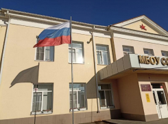 Драную тряпку в одной из школ Ставрополя заменили на нормальный флаг России