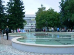 Дети сломали центральный городской фонтан в Пятигорске