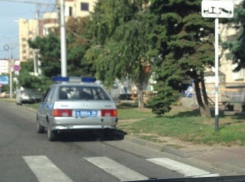 Паркуюсь как хочу: сотрудник полиции оставил авто под знаком «работает эвакуатор» и ушел по своим делам