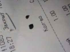 Маленькие черные камни обнаружила в купленных роллах жительница Пятигорска