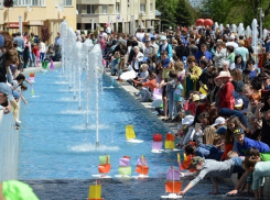 Десятки игрушечных корабликов запустили ставропольцы в честь начала сезона фонтанов 