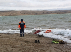 Лодка с тремя рыбаками перевернулась на Новотроицком водохранилище