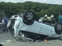 К пострадавшим в серьезном ДТП с перевернувшимся внедорожником и разбитой «Нивой» под Пятигорском поспешил реанимобиль