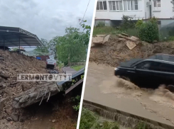 Смыло остановку, затопило дороги и парковку: мощнейший ливень превратил улицы ставропольских городов в реки