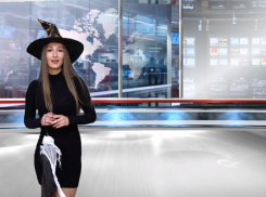 Очаровательная ведьма из «Блокнота» предсказывает погоду в канун Дня Всех Святых