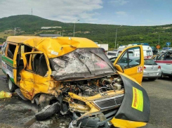 Трое человек погибли в ужасном столкновении пассажирской маршрутки с КамАЗом под Пятигорском