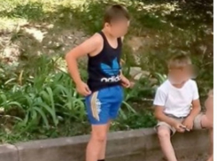 Пристававшие к прохожим дети-попрошайки с крутыми спиннерами изумили ставропольцев