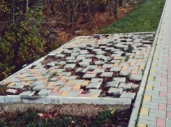 Неизвестные вандалы разрушают аллею в Ставрополе