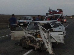 Пострадавших детей и их мать после ДТП извлекли из покорёженной машины на Ставрополье