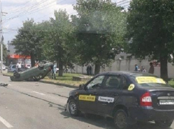 Уходя от погони, «легковушка» врезалась в иномарку, которая перевернулась в Ставрополе