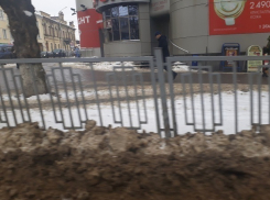 Безобразные горы грязного снега с песком «выросли» вдоль дорог и на тротуарах в Ставрополе