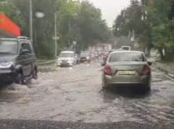 Из-за сильного ливня затопило дорогу в Ессентуках