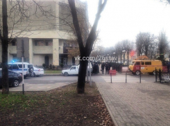 Студентов СКФУ массово эвакуировали из-за подозрительного пакета в холле здания