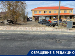 «Катитесь, куда хотите»: жительница Ставрополя заблокирована в собственном доме из-за построенной остановки  