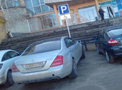 Паркуюсь как хочу: автохам оставил свой Mercedes на месте для инвалидов возле бассейна «Юность» в Ставрополе