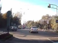 Автохам чудом не сбил пешехода, пролетев на запрещающий сигнал светофора в Пятигорске